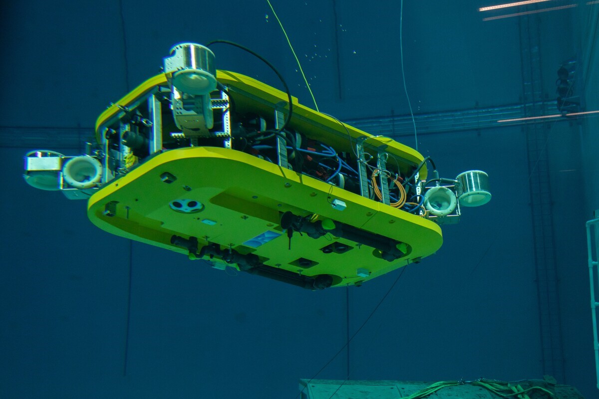 <b>乌贼型水下机器人在水下旋转，成为一种机械手武装的水下机器人</b>